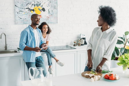 非洲裔美国人选择的焦点在厨房在柜台在家烹调早餐与家庭在家庭