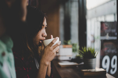 时髦情侣坐在室内咖啡馆喝 coff