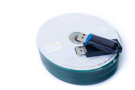 基于白色背景的堆叠 cd 上的 Usb 闪存驱动器