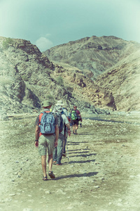 在峡谷空河很多人徒步旅行