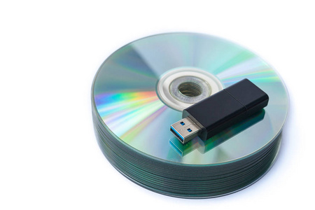 基于白色背景的堆叠 cd 上的 Usb 闪存驱动器