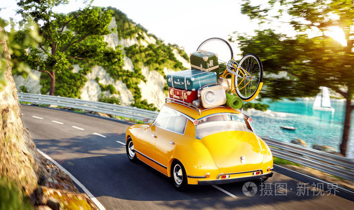 可爱的小复古车与手提箱和自行车顶部沿着美丽的海港在夏天的山之间的道路