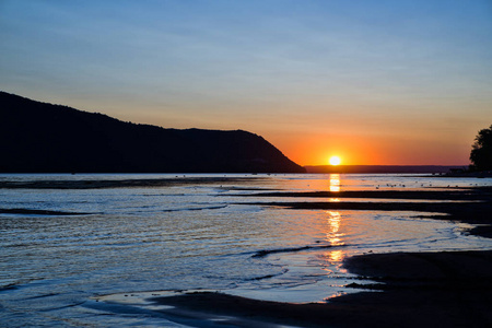 美丽的夕阳在海