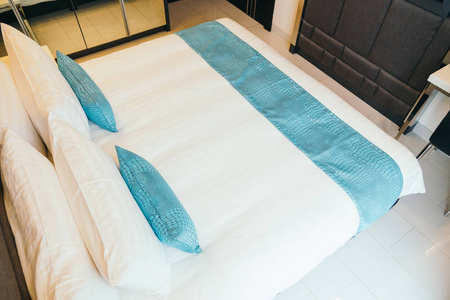 卧室内的床饰白色枕头图片
