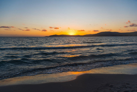 夕阳下的海面上清澈的天空