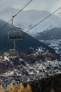 滑雪升降机在村庄之上