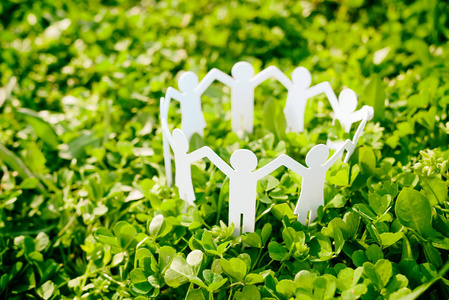 一组纸人牵手在一起.社会帮助的概念照片