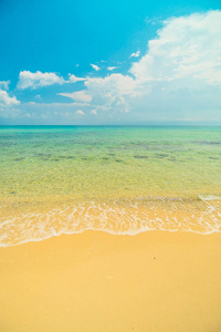 美丽的天堂岛与空的海滩和海