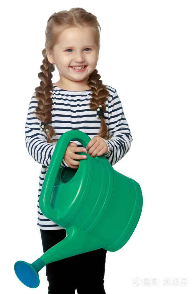 一个小女孩正在给花园浇水