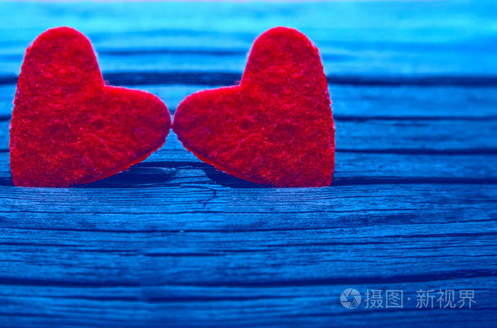 情人节快乐两颗红色的心在蓝色木板纹理的裂缝形状