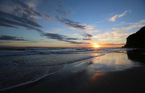 日出反射怀希海滩Bowentown, 新西兰