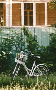 自行车老式白色篮子前围栏房子