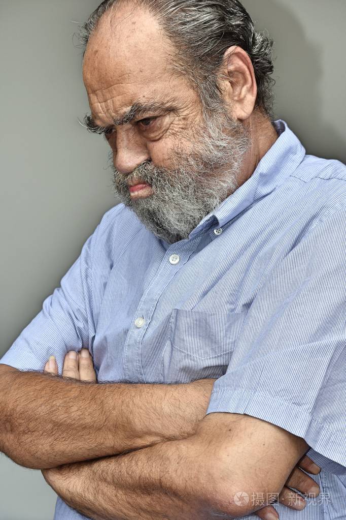 顽固的拉丁裔男性男子