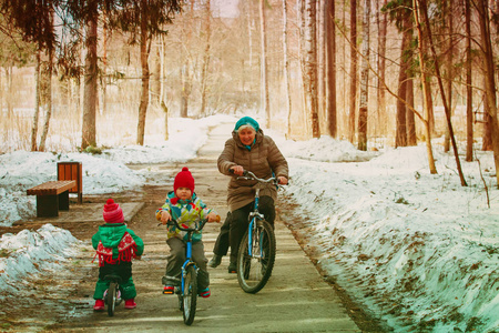 活跃的资深祖母与孩子骑自行车
