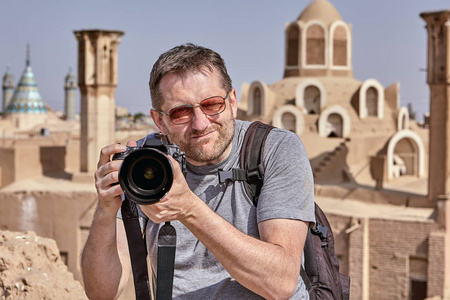 游客用照相机拍摄古城, Kashan, 伊朗