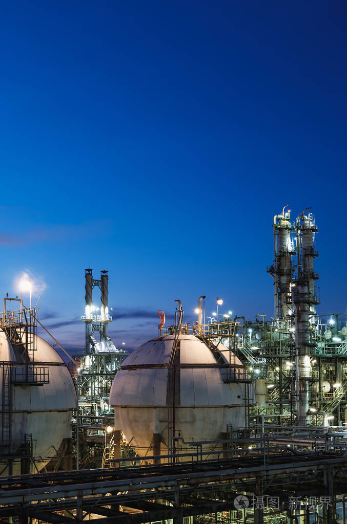 石油和天然气炼油工业中的储气球罐与蓝天黄昏背景石化工厂闪光照明
