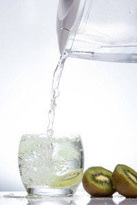 猕猴桃在玻璃和溅水。美味和健康的食物。季节性饮品。夏季. 绿色清新