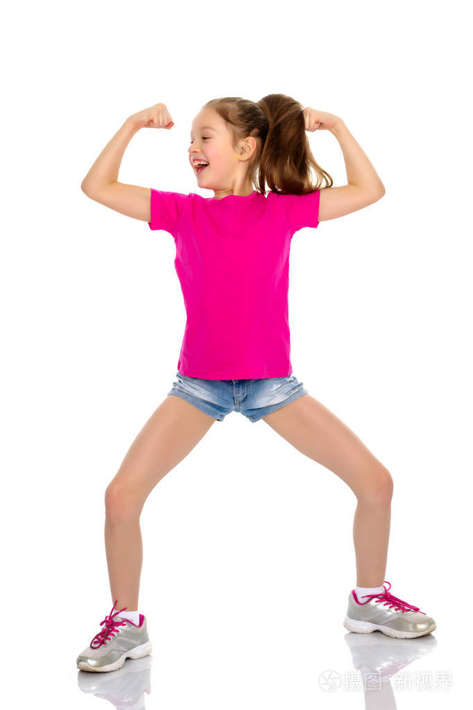 一个小女孩展示她的肌肉照片-正版商用图片04b1wc-摄图新视界