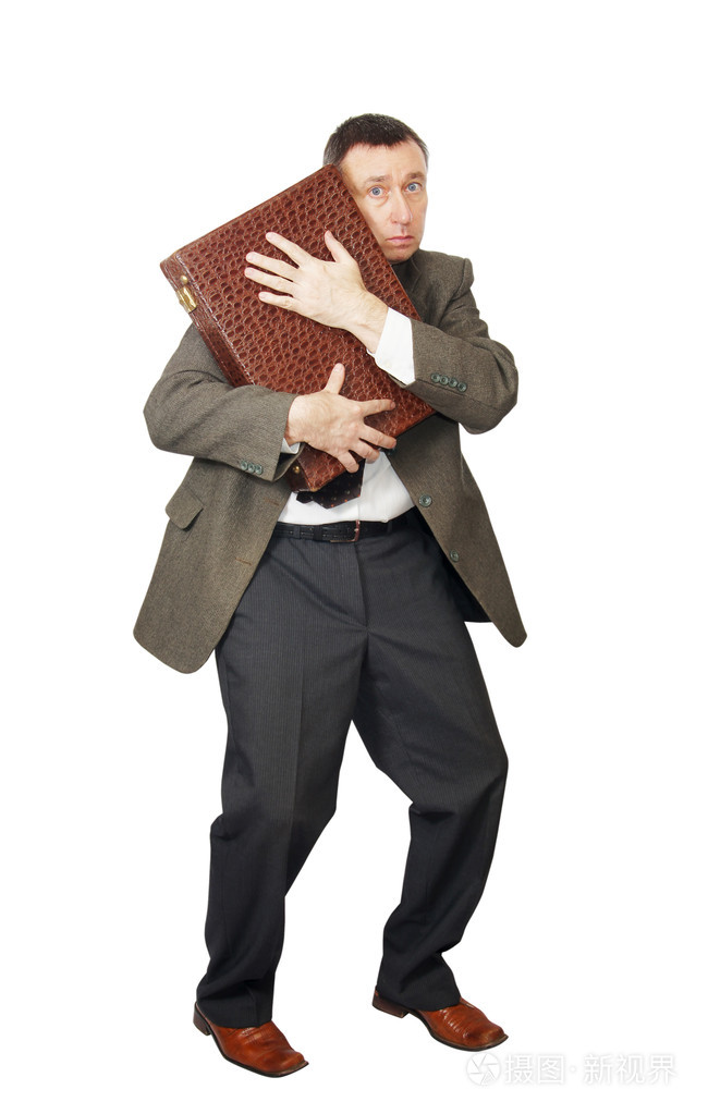 男人牢牢地抱他的行李箱