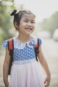 欢快的亚洲儿童学校背包背牙齿笑脸
