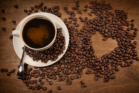 从咖啡豆在木材上的心形状图片