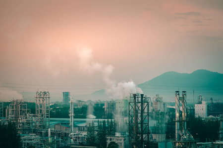 化学工业有烟烟囱及柔和色调的污染