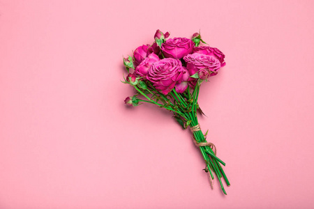 子形的玫瑰, 一束子的玫瑰, 在彩色的背景, 粉红色的子形玫瑰。St. 情人节和3月8日的礼物。玫瑰