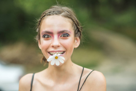 快乐女孩与菊花在嘴里花