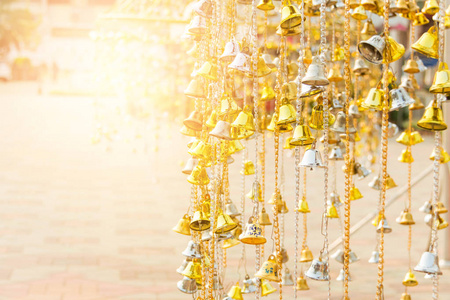 泰国圣殿中的金色和白色钟群