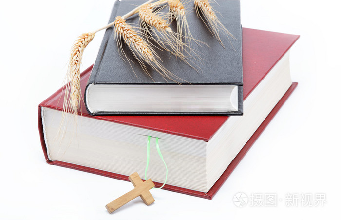 两本书神圣白色背景上的圣经