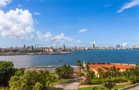 古巴.从莫洛城堡到哈瓦那市和马雷贡海滨大道, 宽阔的人行道旁的海洋, 布满历史古迹和酒店