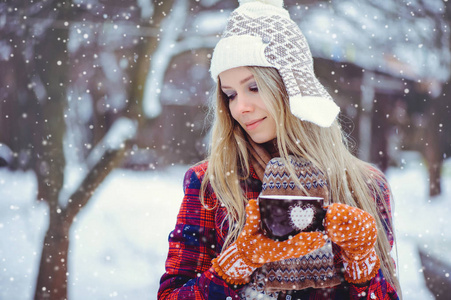 情人节, 有冬杯的女人, 心在雪地上特写