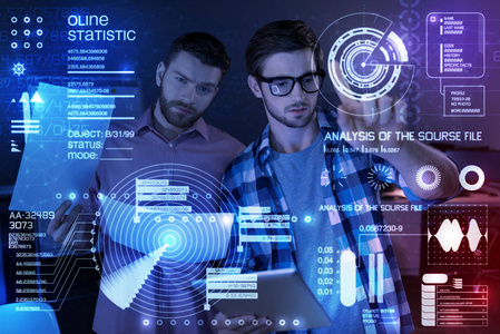 专业 it 人员检查应用程序照片