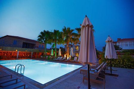 舒适的小地中海精品酒店与贵妃椅, 放松的晚上视图