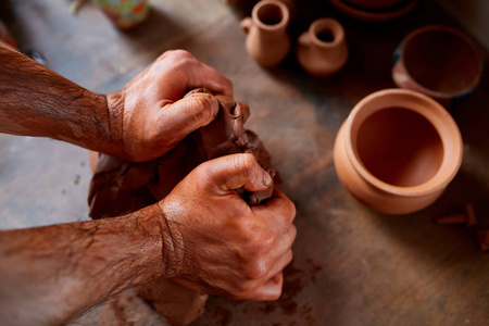 成年男波特大师建模陶轮上的粘土板。顶部视图, 特写, 仅手
