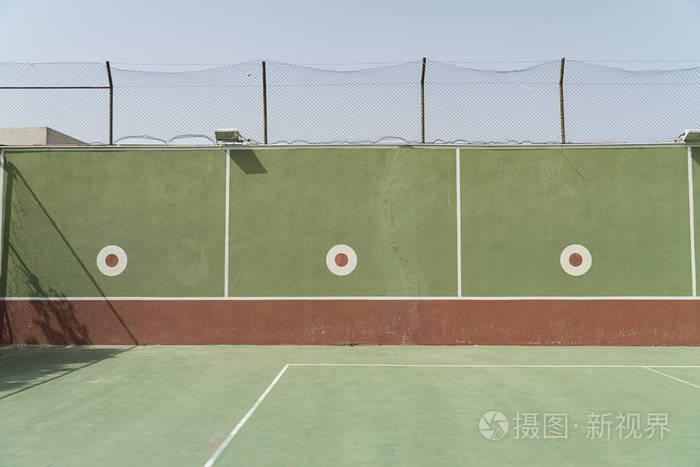 网球训练独自在墙壁上