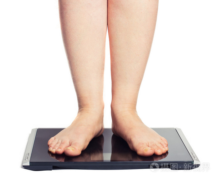 女赤脚站在秤上照片-正版商用图片04bfvj-摄图新视界