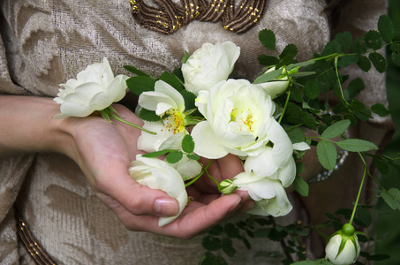 女性手上的白玫瑰