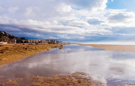 暴风雨后的 Castelldefels 海滩