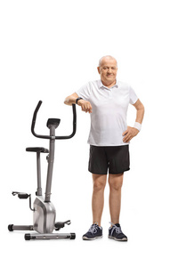 一个成熟男人的全长肖像靠在白色背景上的运动自行车上