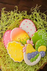 五颜六色的复活节彩蛋曲奇饼。木制背景。顶部视图