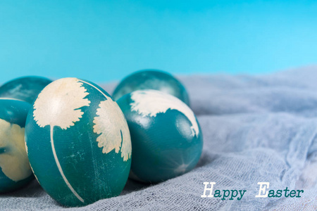 复活节快乐, 有蓝色背景的有机蓝色复活节彩蛋, 复活节节日装饰品, 复活节概念背景