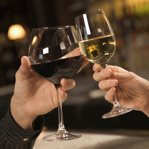 水龙敬手敬一杯酒照片