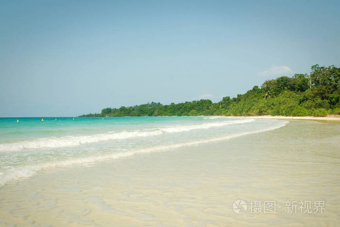 沙滩上有白色沙滩的美丽海景