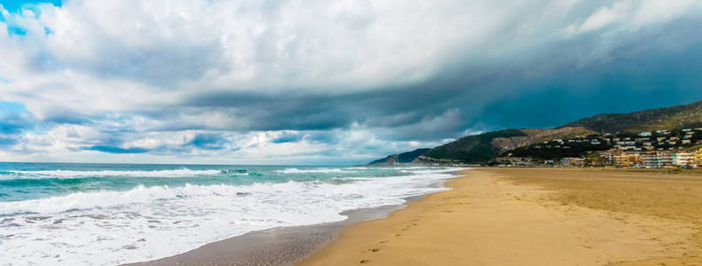 暴风雨后的 Castelldefels 海滩