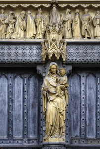 在一座教堂的外墙上的玛丽和耶稣雕像