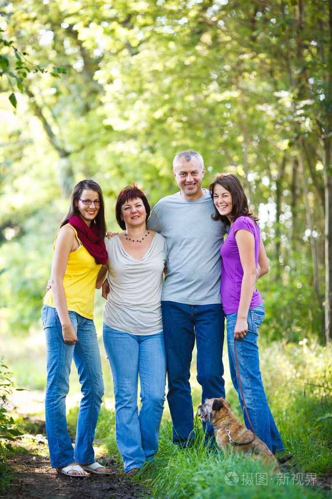 全家福-家庭的有四个可爱的狗狗户外