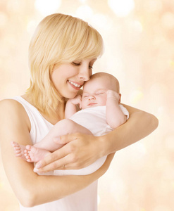 妈妈和熟睡的婴儿, 妈妈抱着新生儿的手, 家庭肖像