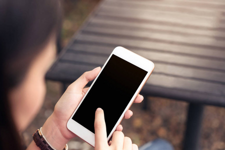 空白图形使用空白屏幕智能手机的妇女.图形的屏幕.