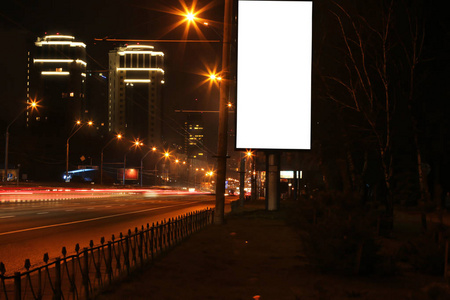 夜间街道空白广告板
